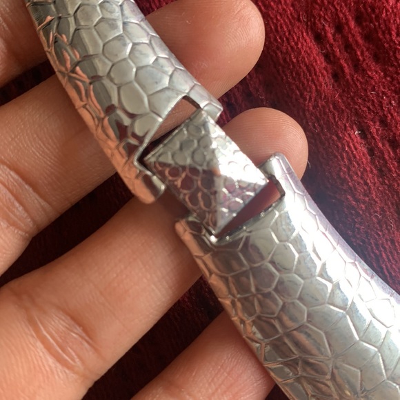 Silver Polished Collar Neckpiece - Picture 9 of 10